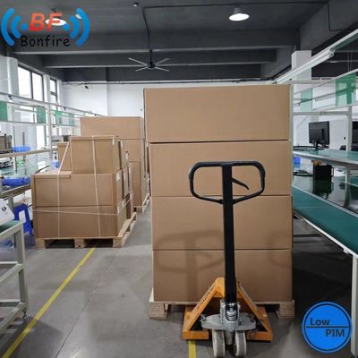 20 dBi doble polarizado 2X2 MIMO Panel de parche de recubrimiento 5,8 GHz Antenna para 698-4000MHz