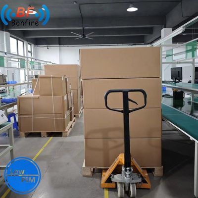 Tamaño del paquete 32.00cm * 22.00cm * 8.00cm UHF Interior Omni-Direccional Montaje de antena de techo