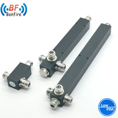 Se trata de un dispositivo de distribución de energía de 698-4000 MHz con conector DIN e interfaces N-F/4.3-10-F.