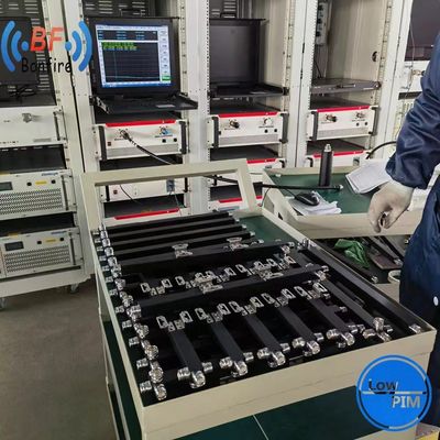 Combinador de divisores de potencia RF de 2 vías con interfaz N-F/4.3-10-F/DIN-F y rango de 698-3800 MHz