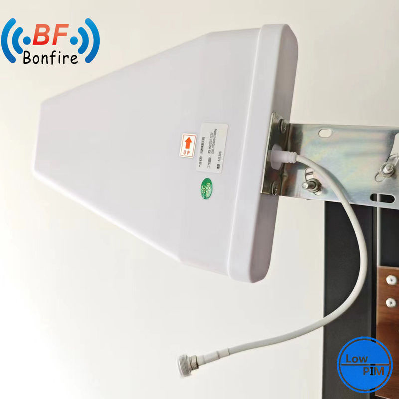 20 dBi doble polarizado 2X2 MIMO Panel de parche de recubrimiento 5,8 GHz Antenna para 698-4000MHz